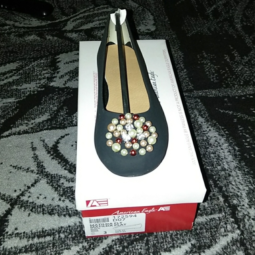 American Eagle Black flat. Size 3